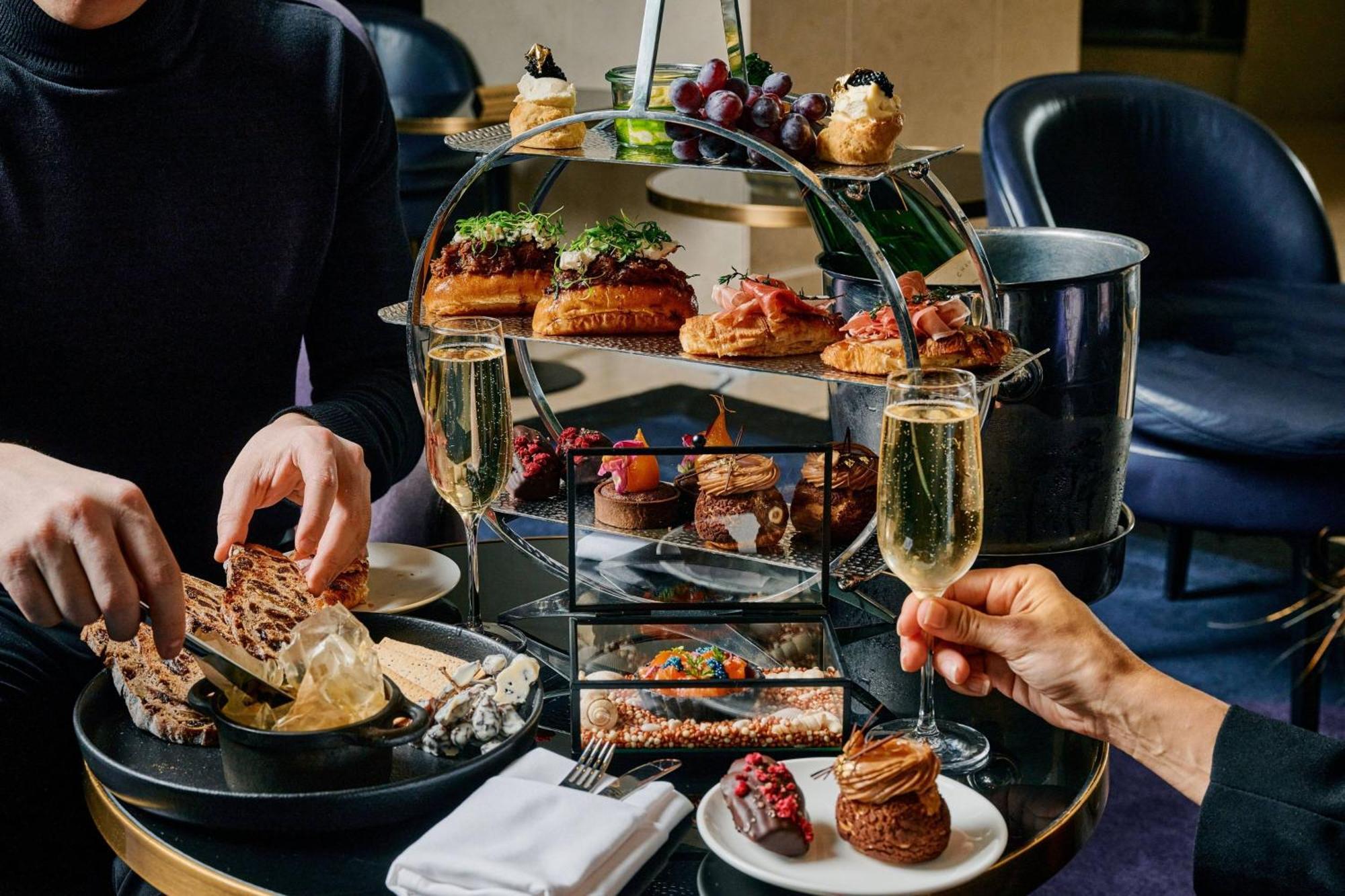 מלון The Westin מלבורן מראה חיצוני תמונה Afternoon tea at the Mandarin Oriental, London